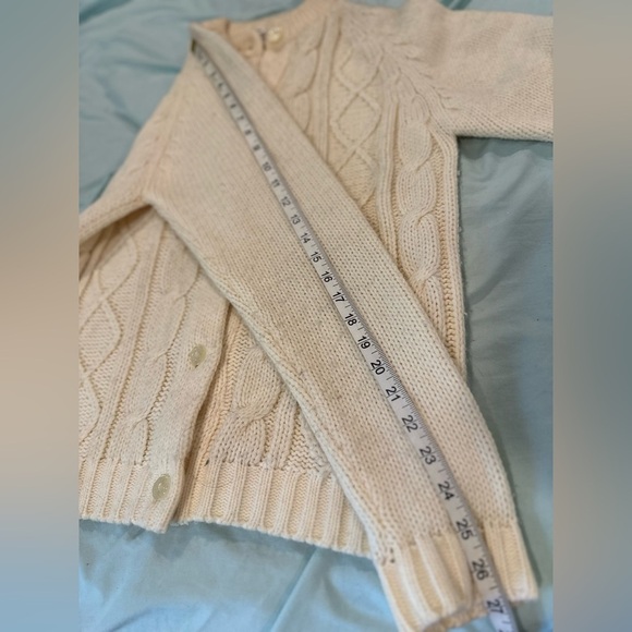 Vintage 60s Woman’s Cream Cable Knit Long Sleeve Button Closure Cardigan. - Picture 5 of 10